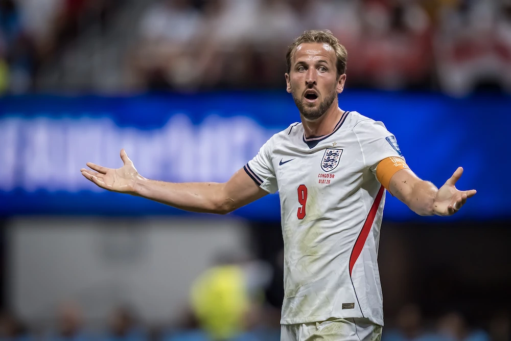 Harry Kane, England spreads his arms