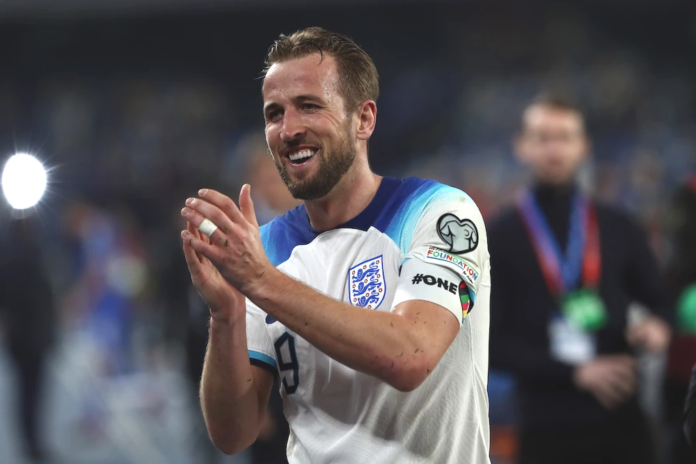 Harry Kane clapping his hands