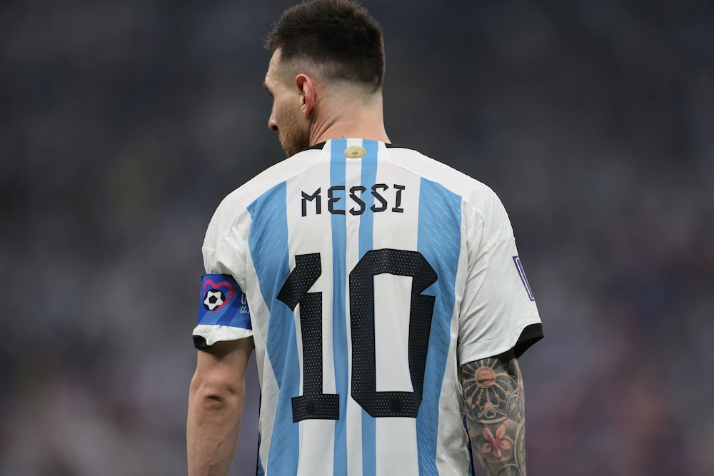 Lionel Messi, Argentina - back with number