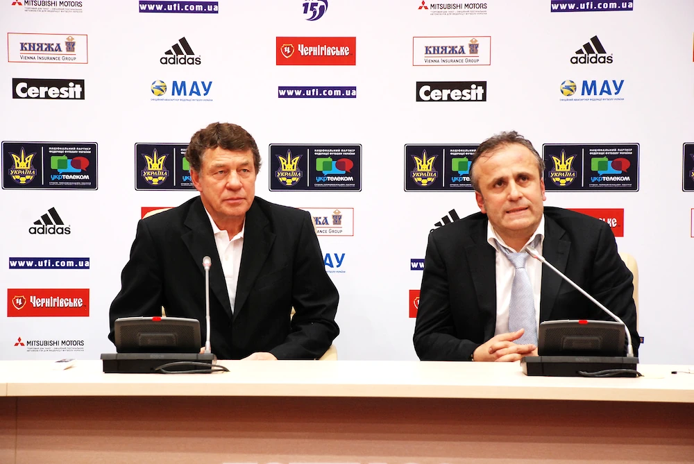 Otto Rehhagel (to the left) at a press conference