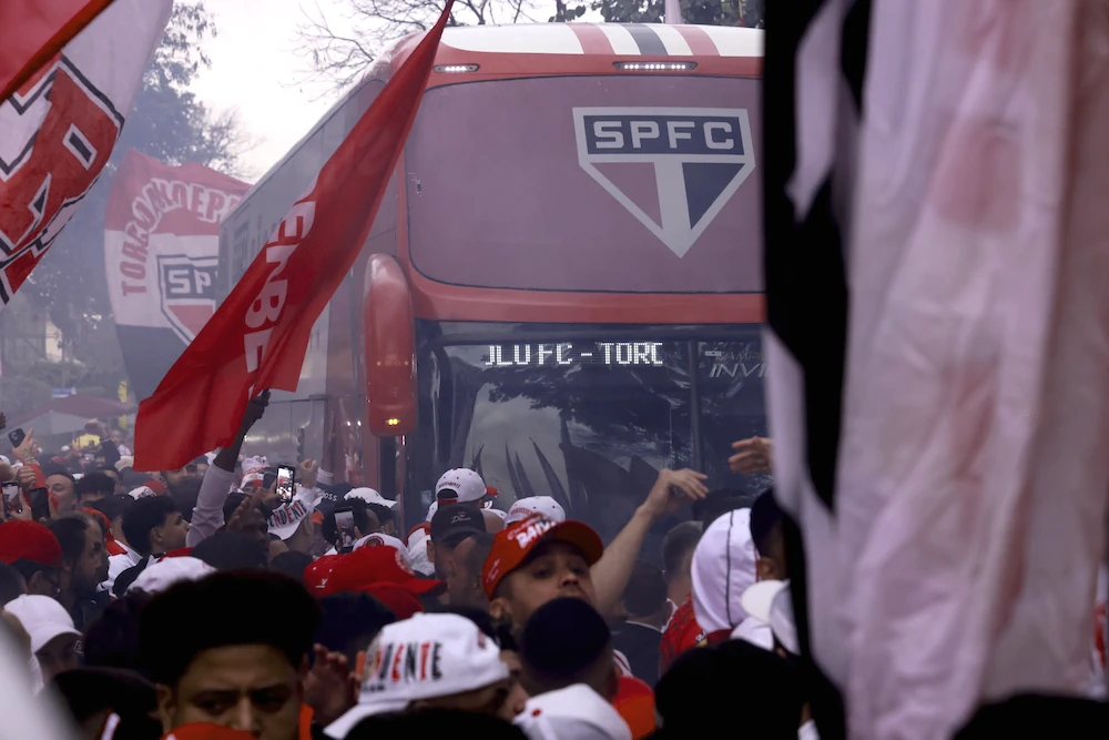 Sao Paulo fans welcoming the player bus before a match