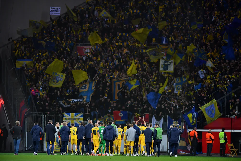 Union St-Gilloise players thanking fans after match