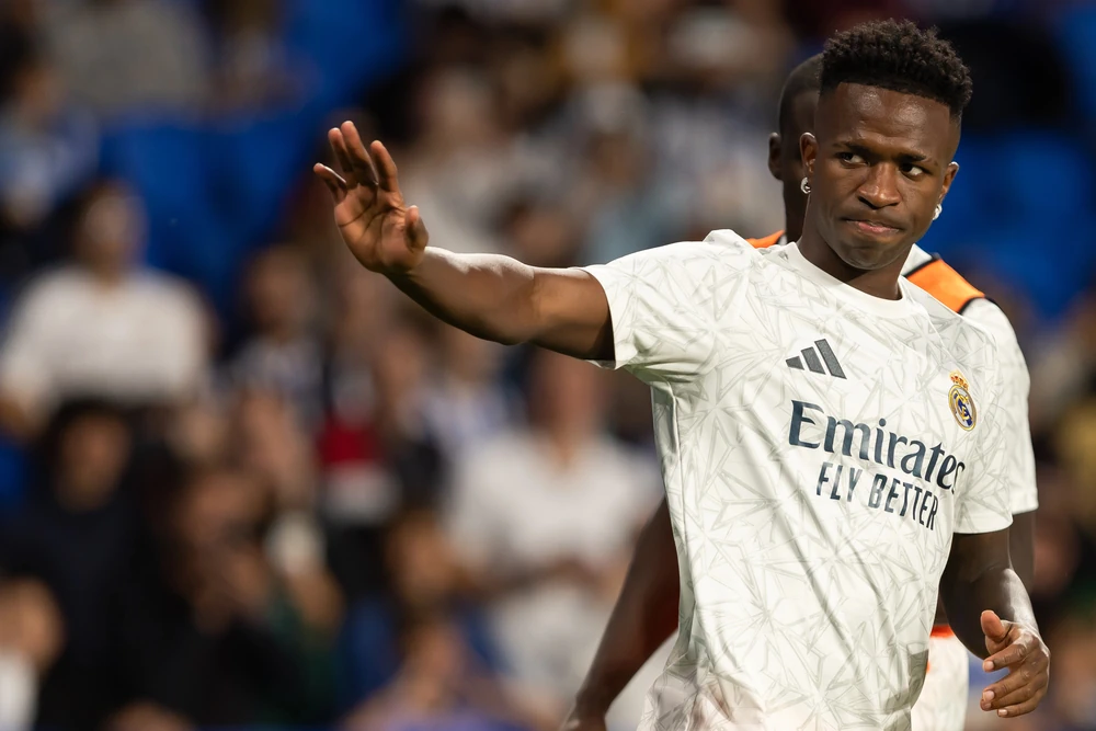 Vinícius Júnior waiving to the fans